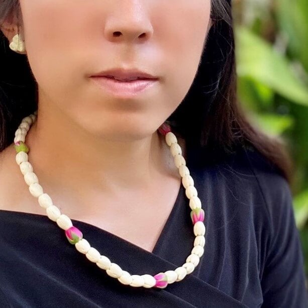 PIKAKE LOKELANI ROSEBUD LEI ・ 20IN | Ohana Expressions